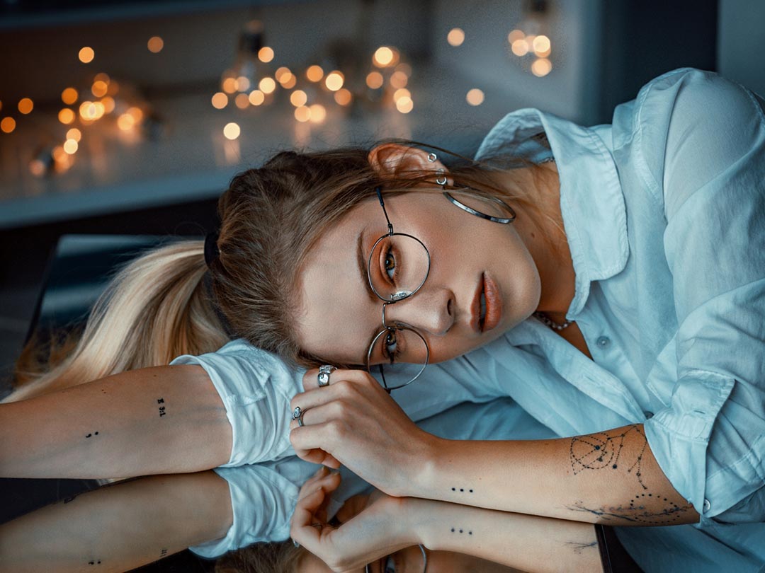 Ragazza con occhiali da vista